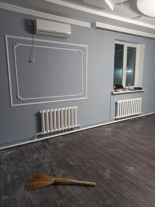 Клеем обой, галтели, побелка.