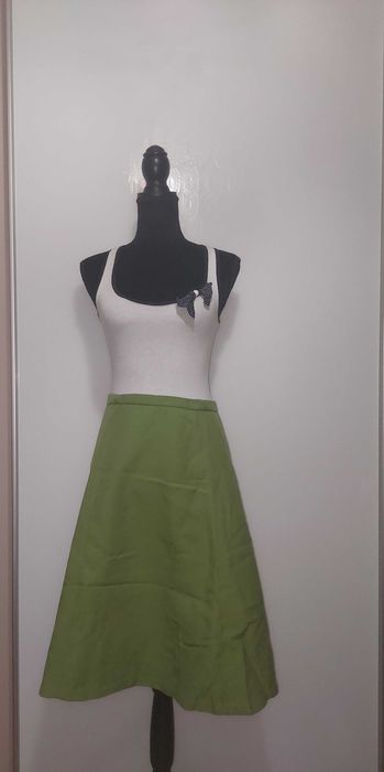 Fustă verde in clos