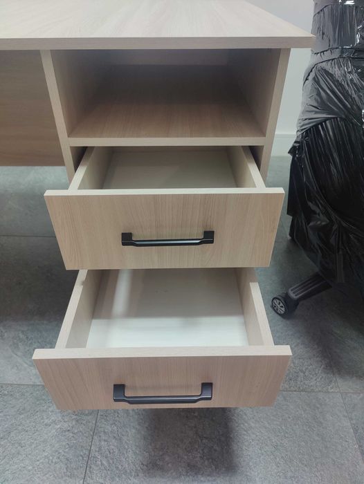 Стол офисный с ящиками.