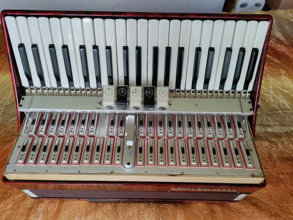 Продавам акордеон ROYAL STANDARD 120баса с куфар