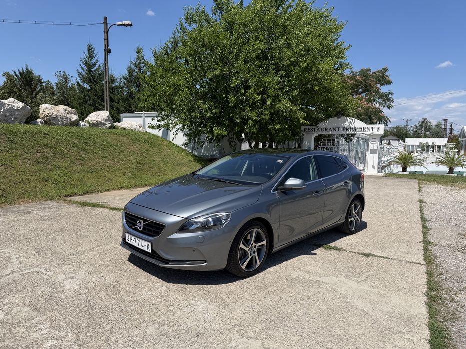 VOLVO V40 2016