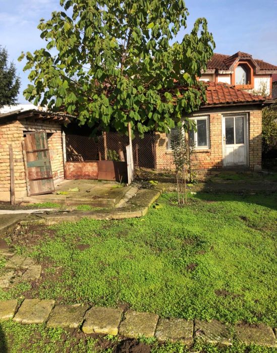 Семейна къща с двор - гр. Вълчи дол, обл. Варна