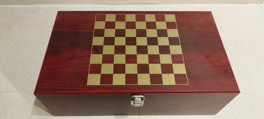 Шахматна кутия с дървени фигури и аксесоари за вино