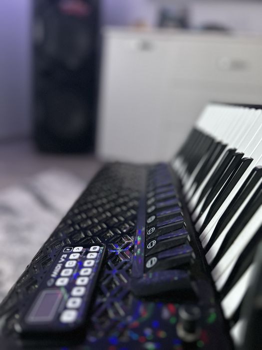 Vand startone piano de 120 de basi cu midi impecabil