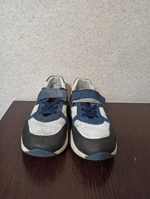 срочно продаю кроссовки на мальчика