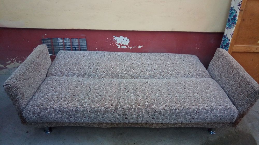 Продам диван с новой общивкой