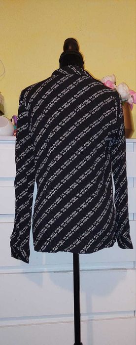 Camasa neagra cu scris alb si buzunar la piept