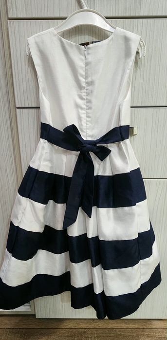 Разкроена рокля с връзка, Тъмноси