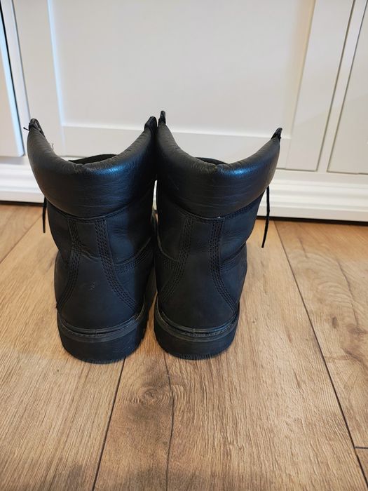 ghete sunt modelul Timberland 6-Inch Premium, realizate din piele neagră