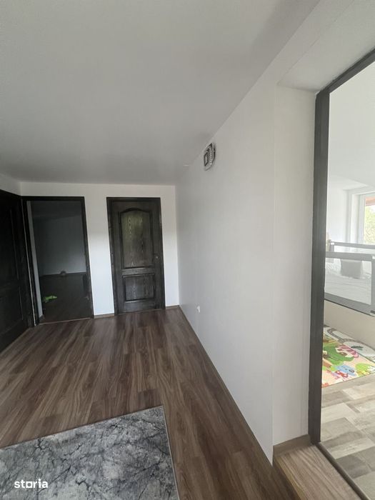 Casă cu 8 camere, piscină și garaj