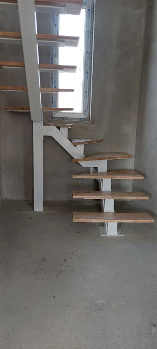Scari interioare cu trepte din lemn