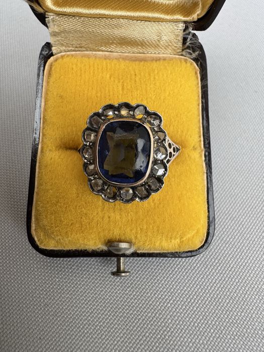 Inel aur, turmalina albastra si diamante montate in argint