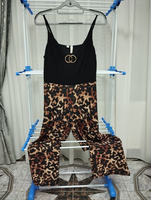 Salopetă damă mărimea L (44/46)
Salopetă elegantă, model leopard, cu b