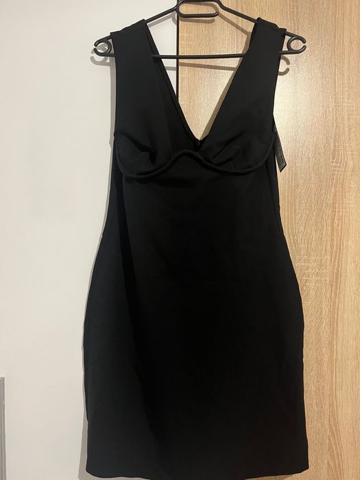 Къса черна рокля