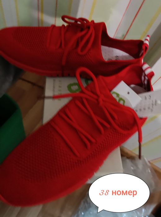 Червени маратонки