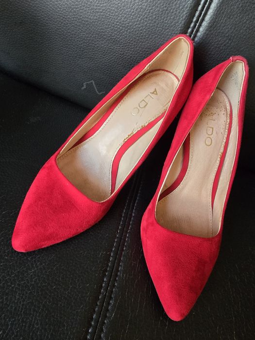 Pantofi roșii cu toc negru din piele intoarsa