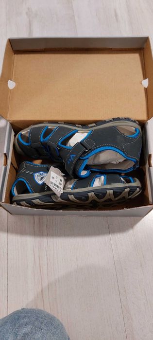 Детски сандали нови