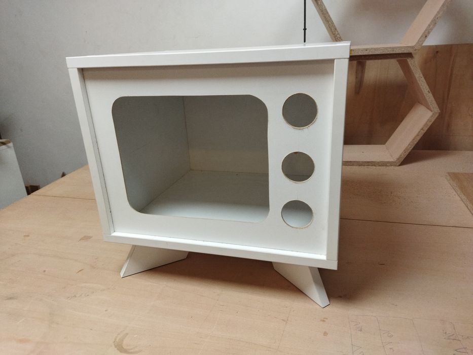Нощно шкафче,къщичка за котки,помощна маса,етажерка ,цветарник