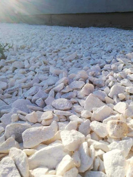 Piatra decorativa marmura alba spartă se vinde la sac de 50 kg l