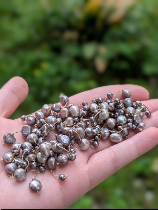 Veche bratara elastica din cu perle naturale de cultura, de culoare gri metalizat, cu irizatii mov