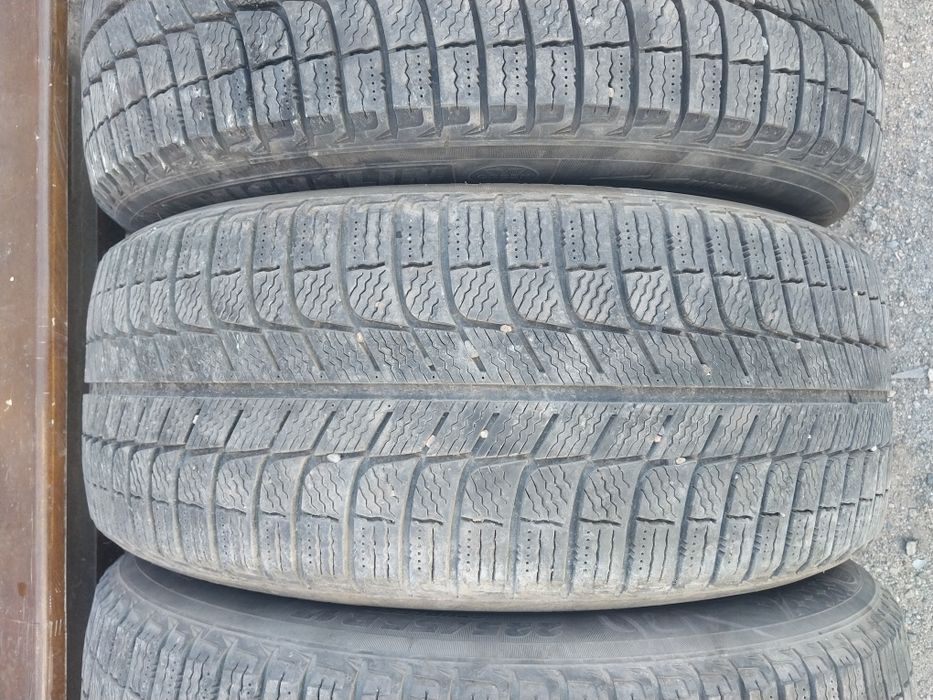 4 шины Michlen 225 55 R17.