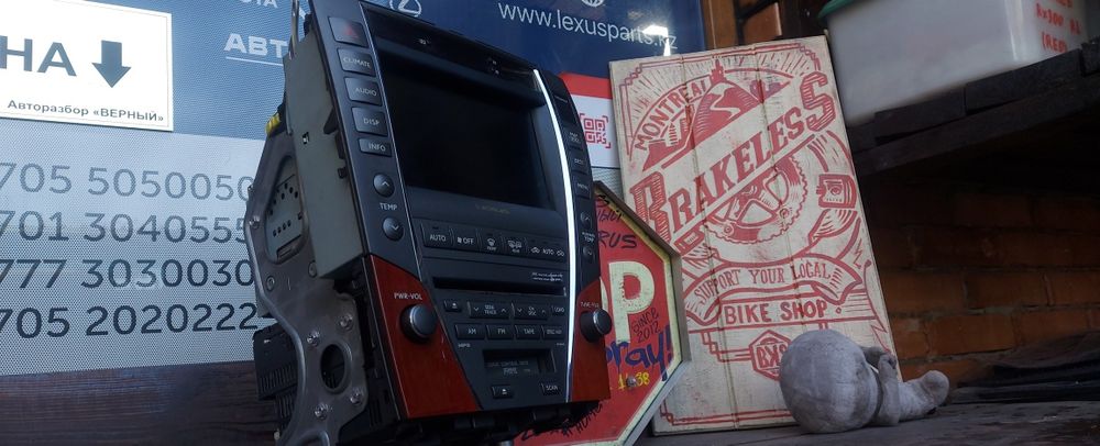 Монитор с магнитолой на Lexus Es350