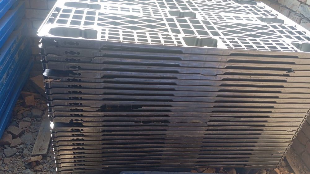 Продам пластиковые палеты