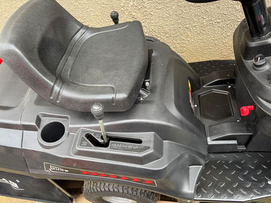 Tractoras de tuns gazon gude