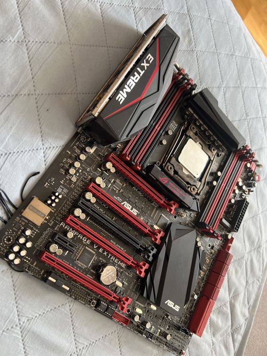 Asus rampage V Extreme + procesor 5960x perfecta pentru server