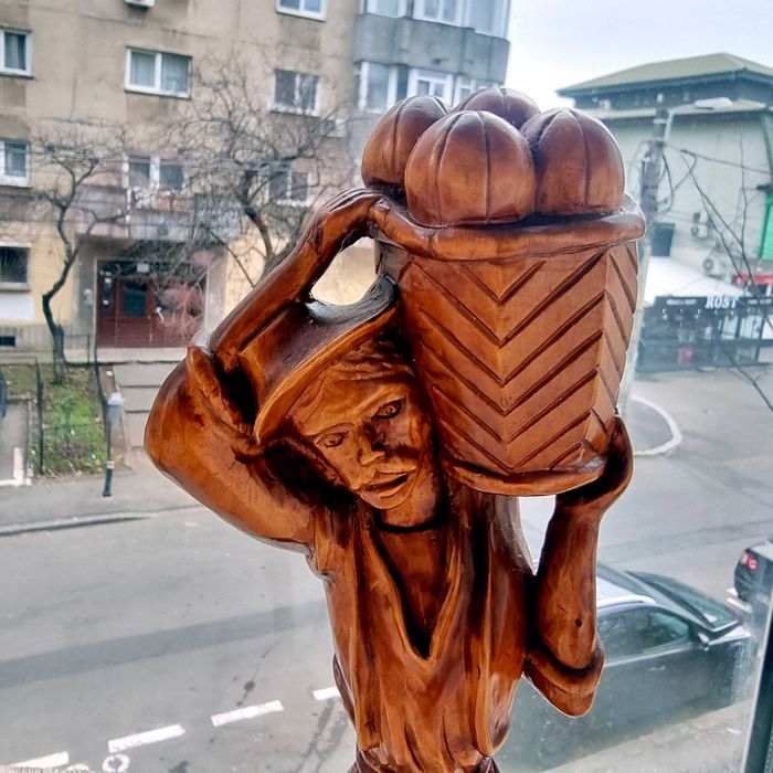 Sculptura statuie lemn lacuit ornament rustic barbat tinand cos