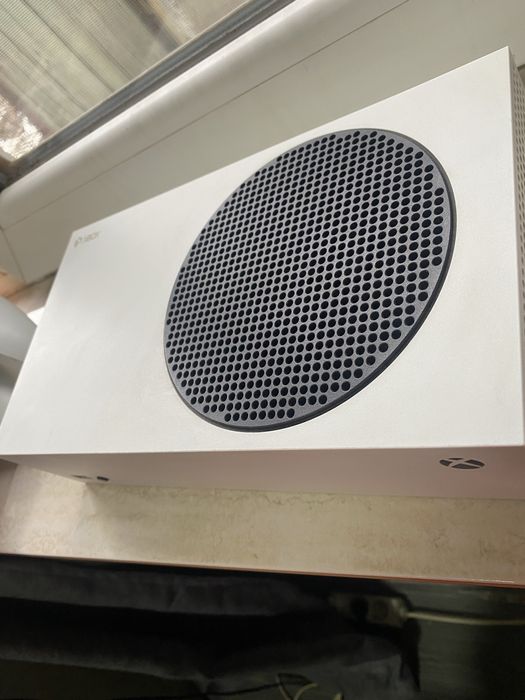 Xbox Series S + 2 controllere, stare foarte buna