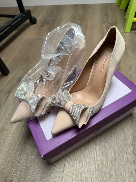 Rochii de seara noi cu eticheta