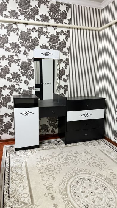 Стол и стулья, ковер.