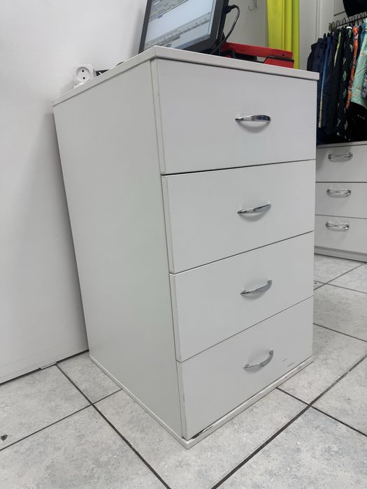 Тумба с ящиками в белом цвете.