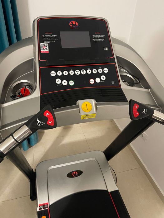 Vând bandă de alergat profesionala