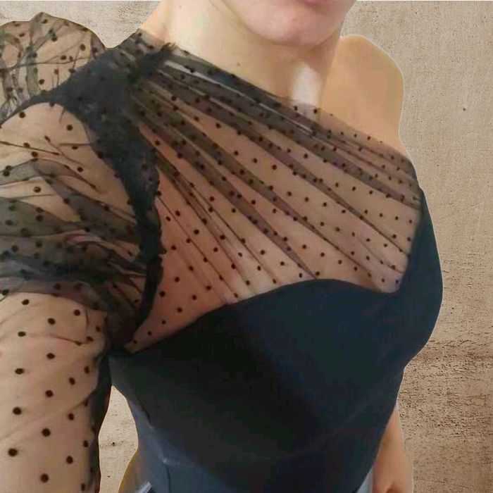 Top negru, cu un umăr gol, măsura L.