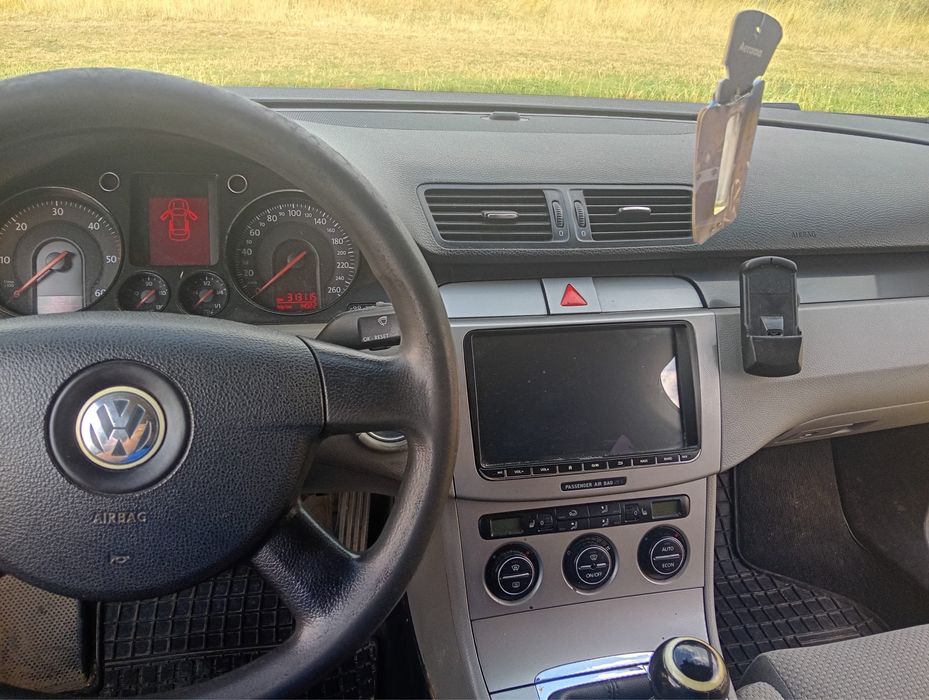 VW Passat B6 (2007) – 2.0 TDI 140 CP – Manuală 6+1 – Navigație, Cameră spate, Scaune încălzite