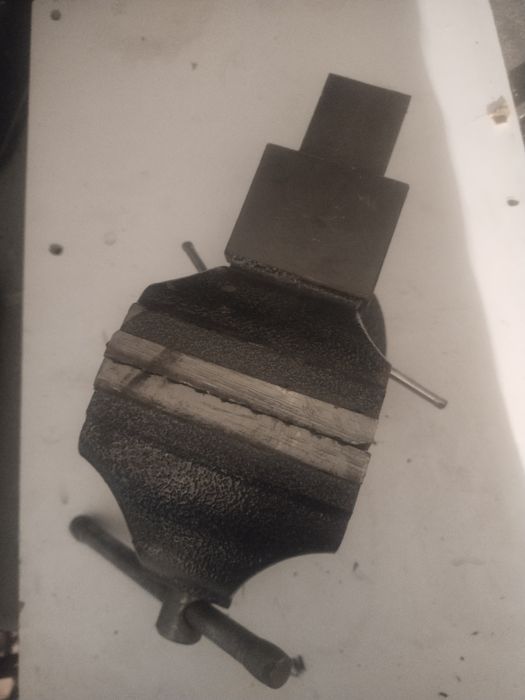 Слесарные Тиски ,  Поворотные, (есть по больше тиски)