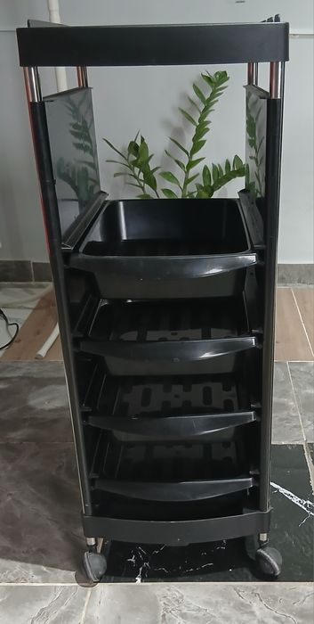 Парикмахерское кресло, и помощник парикмахера