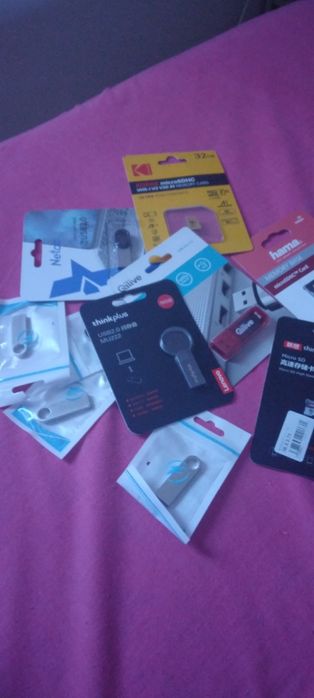 Stick  de 16 gb cu muzică