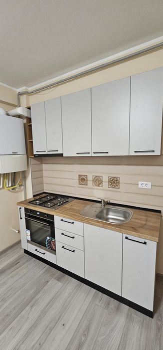 Inchiriez apartament 3 camere .