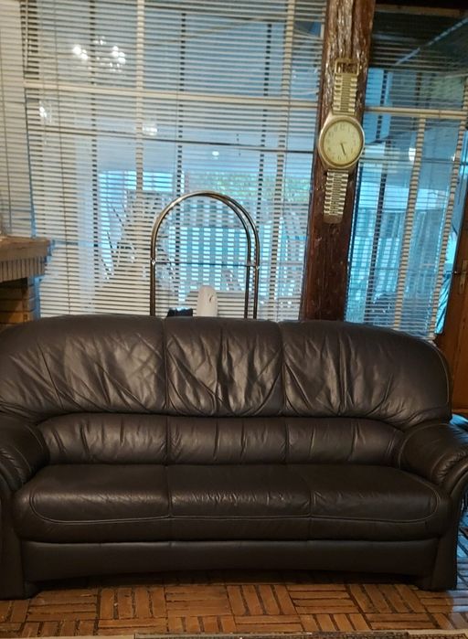 De vânzare canapea și două fotolii.