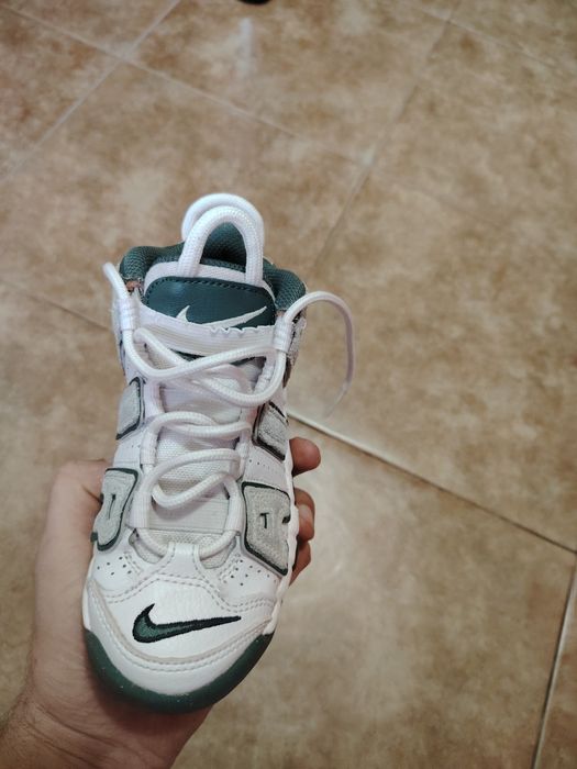 Vînd adidași nike uptempo