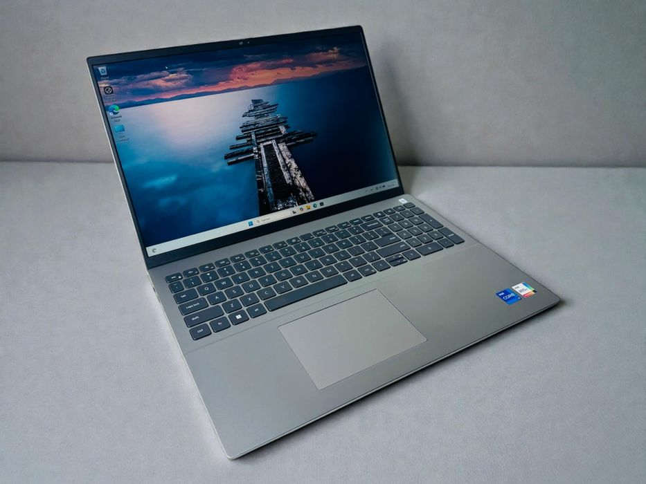 Dell Vostro 5630 16 Gray WUXGA i7-1360P 16GB 512SSD Перфектен! Гаранция!