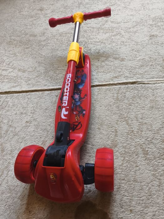 Детский самокат капитан Америка красный