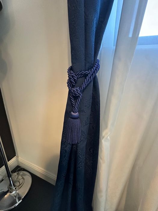 Draperie albastru închis