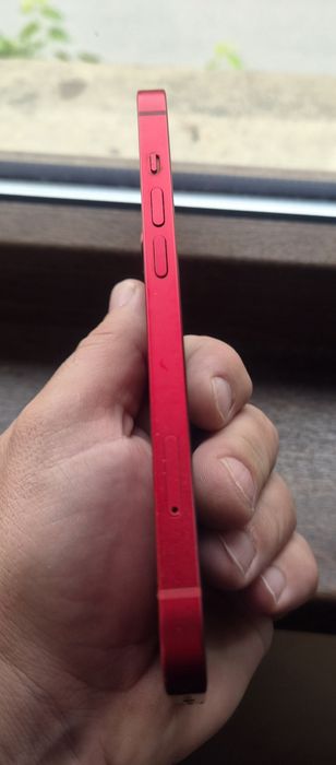iPhone 13  заключен на части