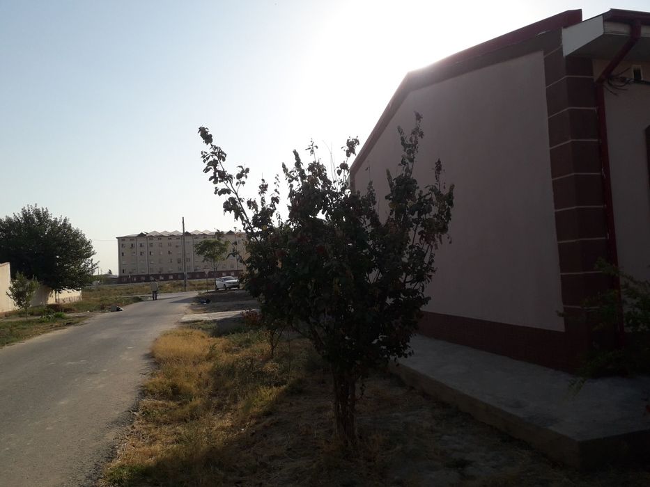 Янгиер ш,  Магнит магазини оркасида, 4 хонали, 2 сотокли, дарвозали бу