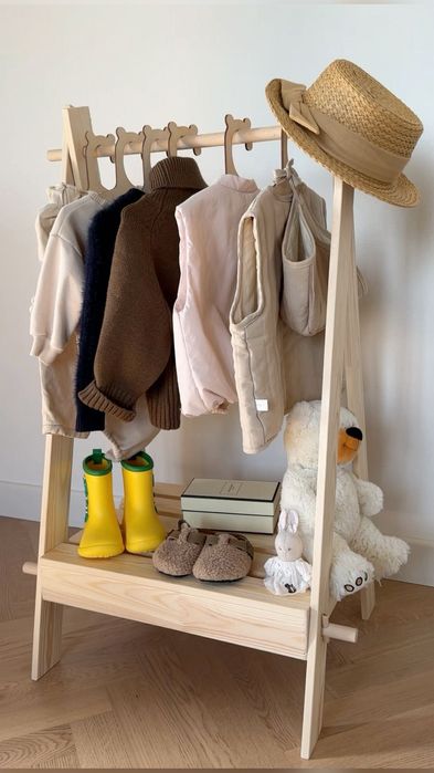 Деревянная вешалка для детской комнаты