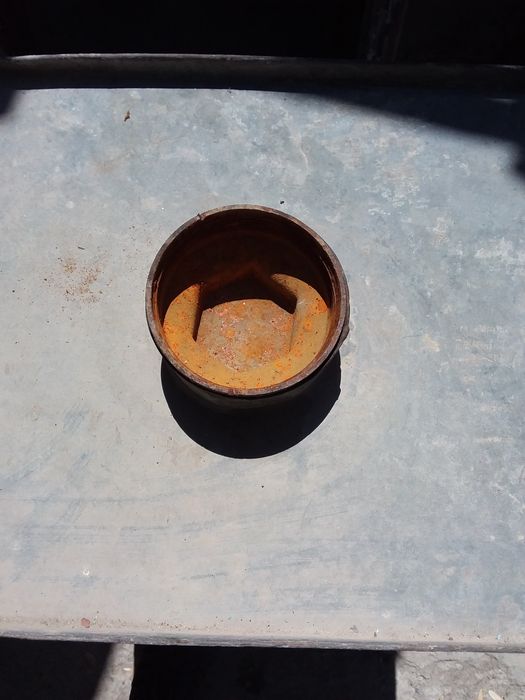 Бак железный оцинкованный с отверстием сверху, целый, непищевой.
